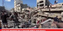 Gaza City, residenti rovistano tra macerie dopo raid Israele