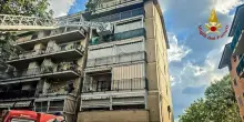 Torino, esplosione in un condominio a Collegno: due feriti