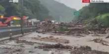 Piogge Corea Sud: soccorritori liberano strade da detriti