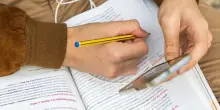 Scuola, 8 studenti su 10 usano l'IA ma i prof non lo sanno. Lo studio