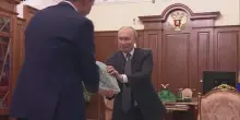 Putin riceve dipinto su parte di sistema antiaereo S-400