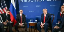 Vertice in Alaska, dietro Trump e Putin la scritta 'Pursuing Peace'