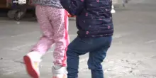 Abusi sui figli minori, donna arrestata con il compagno