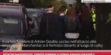 Attacco Manchester, corteo funebre si ferma davanti sinagog