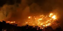 Creta in fiamme, evacuazioni in massa per maxi incendio vicino a hotel