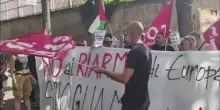 Protesta contro il riarmo a Napoli: bruciato il logo Nato