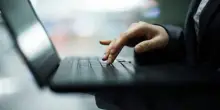 Teramo, giovane trovato morto davanti a pc: indossava maschera antigas