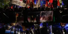 Roma, tensioni al presidio pro Gaza: idranti in azione