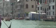 Jeff Bezos arriva a Venezia in vista del matrimonio