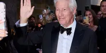 50 anni Giorgio Armani, il ricordo di Richard Gere a Milano: VIDEO