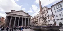 Cade dal muro del Pantheon, muore turista giapponese a Roma