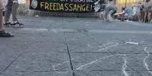 Napoli, flash-mob Free Assange per giornalisti uccisi a Gaza