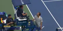 Entra un fotografo in campo: Medvedev impazzisce