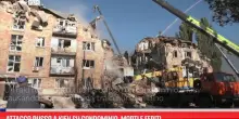 Attacco russo a Kiev su condominio, morti e feriti