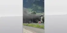 Incendio a Merano, deposito di pneumatici in fiamme