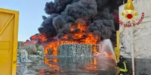A fuoco centro di stoccaggio rifiuti a Catania, nube nera sull'area