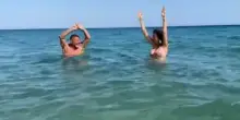 Virginia Raffaele e Aldo Baglio ricreano la scena del nuoto