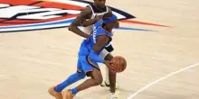 McDaniels butta per terra Gilgeous-Alexander