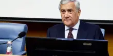 Bandiera Ue, Tajani: 'Blu come il manto della Madonna'. È polemica