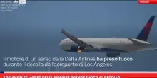 Los Angeles, aereo Delta Airlines prende fuoco al decollo