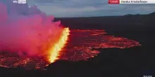 Islanda, spettacolare eruzione vulcanica ripresa da drone