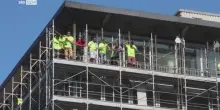 Milano, operai protestano sul ponteggio di un palazzo