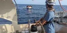 Lampedusa, nave ong salva 22 migranti: sequestrata la Trotamar III