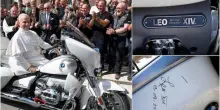 Papa Leone firma una moto Bmw, il ricavato in beneficenza: la foto