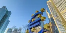 Bce: "Prospettive economiche offuscate da eccezionale incertezza"