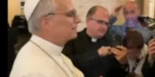 Prima uscita a sorpresa del Papa tra selfie e autografi