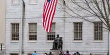 Giudice sospende il divieto di Trump di iscrizione degli stranieri ad Harvard