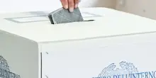 Seggi aperte in oltre 100 comuni, si vota fino alle 15. Nella prima giornata affluenza in calo: alle 23 al 43,85%