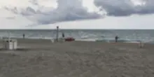 Uccisa dalla ruspa in spiaggia: l'autista ha un precedente e patente sospesa