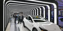 Le vendite di Tesla crollano ad aprile, colpa dei cinesi
