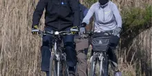 Mini Cooper travolge una bici elettrica: 1 morto a Roma