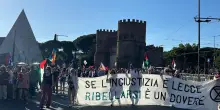 Manifestazione contro il decreto Sicurezza, tensione a Roma. Da una finestra spunta una bandiera della Decima Mas