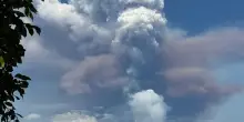 Etna, eruzione intensa e quasi continua, collassa il fianco di un cratere, nube alta chilometri. Allerta rossa (VIDEO)