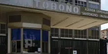 Bimbo di 9 mesi con gravi lesioni. La madre: "Lo hanno dimesso con un antibiotico"