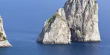 Capri dichiara guerra all'overtourism: Faraglioni off-limits nel 2026