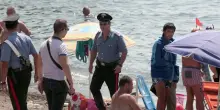 Lite tra giovani in spiaggia, un morto e un fermo nel napoletano