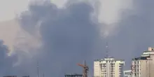 Israele: "Controlliamo i cieli di Teheran". L'Idf agli abitanti: "Bombardiamo, andate via". Chiusele raffinerie di Haifa