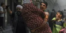Spari contro le persone in attesa del cibo. Decine di morti a Gaza