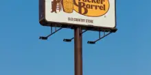 Troppe critiche, la Cracker Barrel ritorna al suo vecchio logo