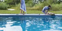 È morto il bambino di 3 anni caduto in una piscina del Verbano