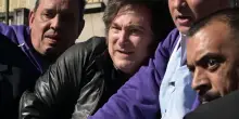 Milei preso a sassate durante un corteo presidenziale in Argentina