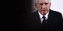 Bayrou lancia consultazioni politiche per superare il voto di fiducia