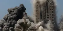 Missile israeliano distrugge l'ultimo palazzo di 12 piani rimasto in piedi a Gaza City (VIDEO)