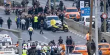 Gerusalemme, strage su un bus: morti 5 passeggeri, 10 i feriti. Uccisi due terroristi
