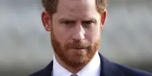 Harry visita la tomba di Elisabetta II e lascia una corona di fiori