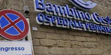 È morto il bimbo schiacciato da una trave in un parco a Vibo Valentia